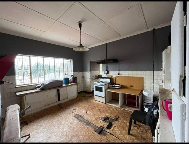 7 BEDROOM HOUSE FOR SALE IN BEZUIDENHOUT VALLEY